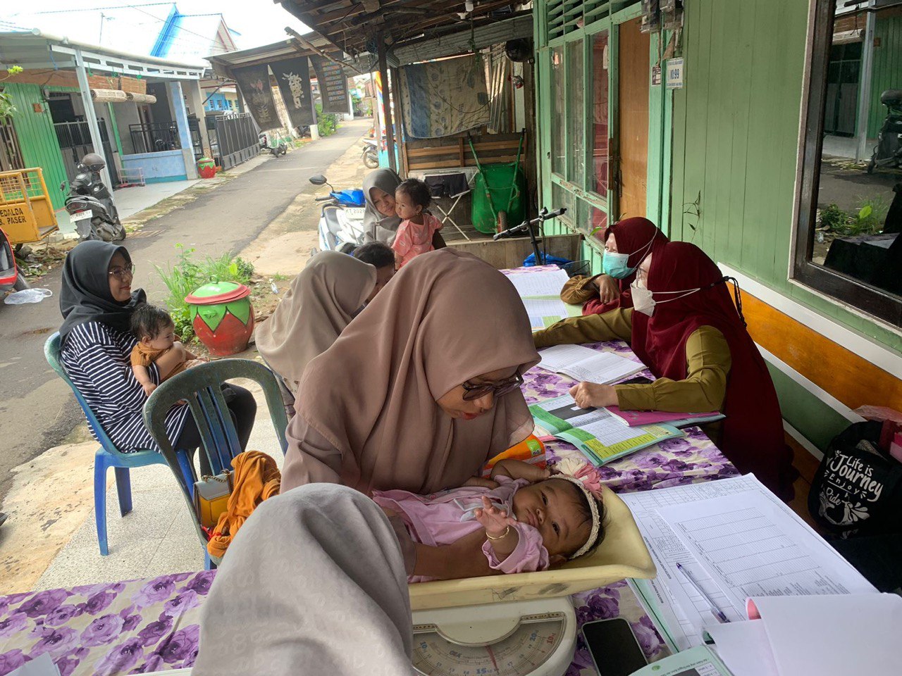 Petugas Puskesmas Tanah Grogot Giat Lakukan Posyandu dan Bagikan Vitamin A di Posyandu Indah Lestari