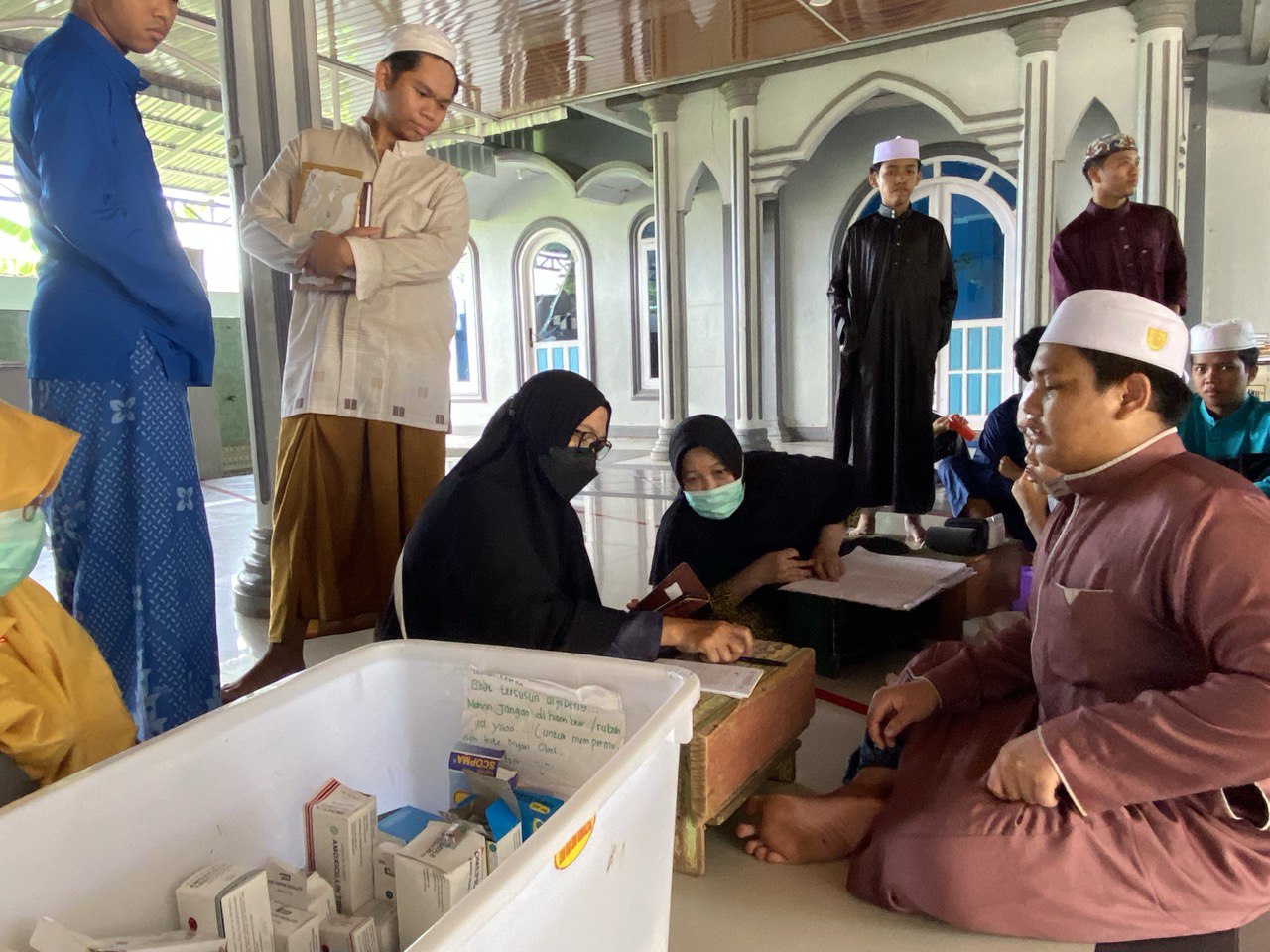 Petugas Puskesmas Melaksanakan Puskesmas Keliling di Pondok Pesantren Muhibin